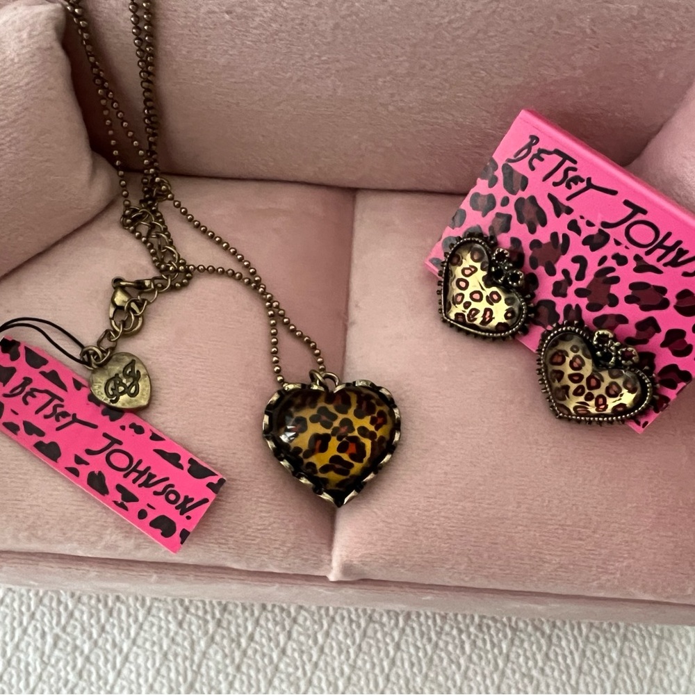New Betsey Johnson leopard pattern earring set